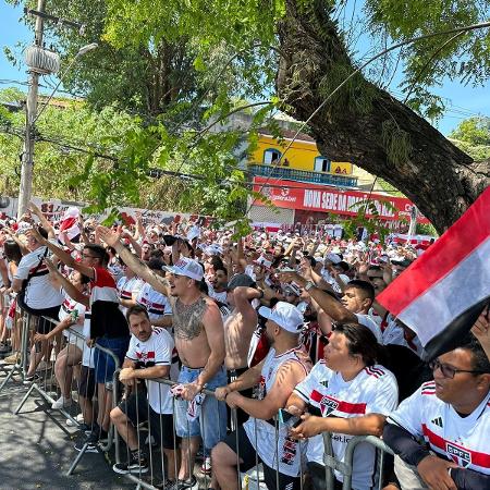  São-paulinos esperam por 3h no sol de 35º para recepcionar ônibus antes da final da Copa do Brasil