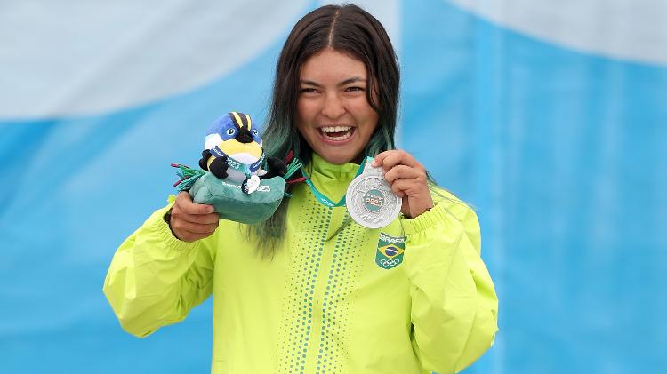 Raicca Ventura com a medalha de prata do skate park no Pan 2023