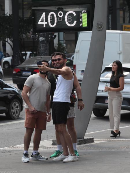 Paulistanos e turistas fazem selfie com termômetro marcando 40 graus na Avenida Paulista, região central de São Paulo