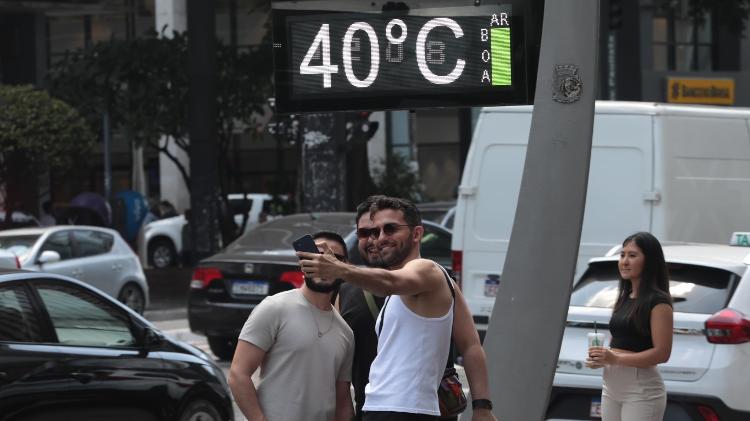 Paulistanos e turistas fazem selfie com termômetro marcando 40 graus na Avenida Paulista, região central de São Paulo, em novembro de 2023