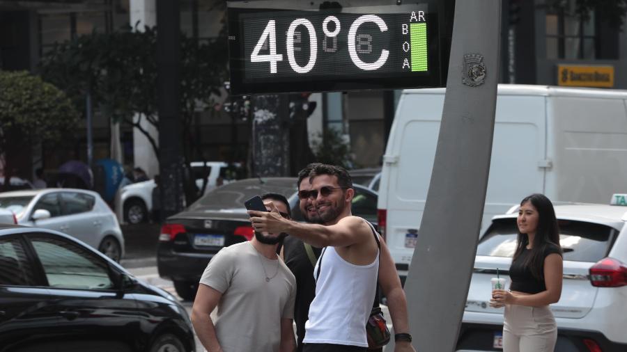 Termômetro marcando 40 graus na avenida Paulista, região central de SP, em novembro