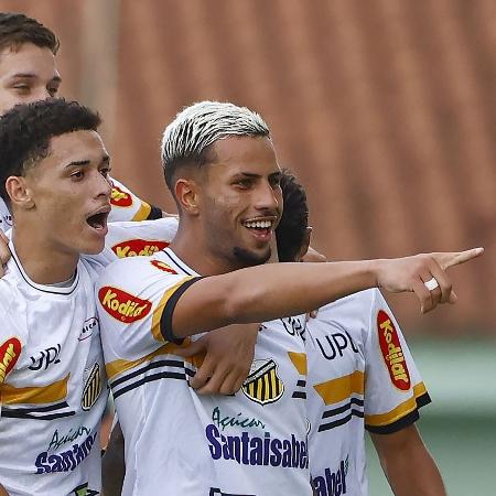 Kauê Canela, do Novorizontino, comemora seu gol contra o Athletico-PR, pela Copinha