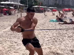 Praia, polpetone e tiramissú: Alcaraz curte cidade após lesão no Rio Open