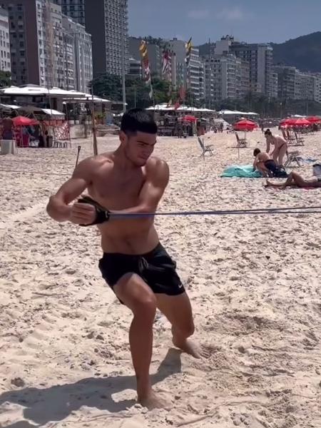 Carlos Alcaraz em treino na praia de Ipanema: tenista espanhol tem esbanjado simpatia nas areias do Rio
