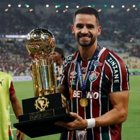 "Encerro esse ciclo com gratidão a todos que fizeram parte dessa jornada," escreveu meia "Encerro esse ciclo com gratidão a todos que fizeram parte dessa jornada," escreveu meia