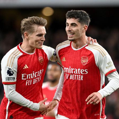 Martin Odegaard e Kai Havertz comemoram gol diante do Arsenal