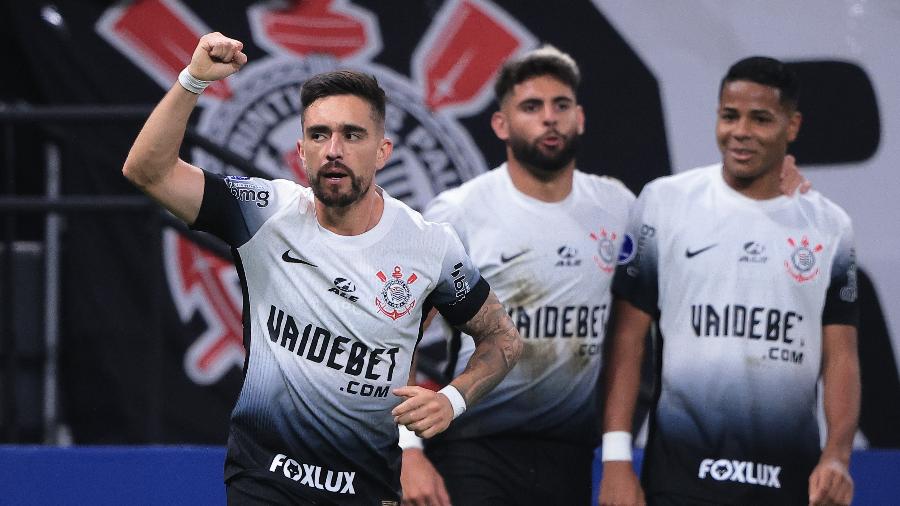 Igor Coronado comemora gol em Corinthians x Racing-URU, jogo da Sul-Americana