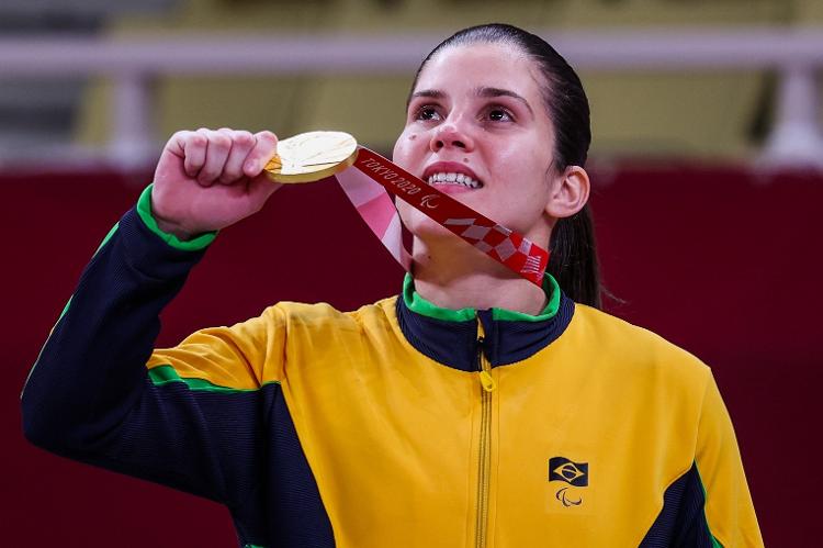 Alana Maldonado com a medalha de ouro nas Paralimpíadas de Tóquio