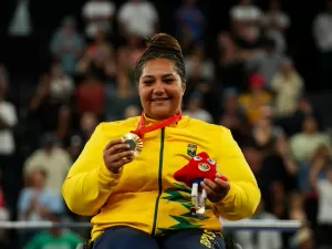 Tayana Medeiros bate recorde paralímpico e leva o ouro no halterofilismo