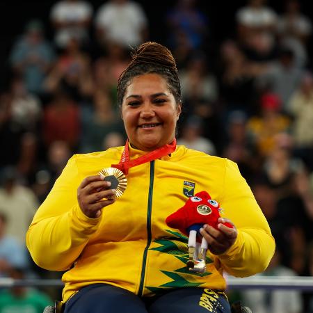 Tayana Medeiros ganha a medalha de ouro no halterofilismo pelas Paralimpíadas 2024.