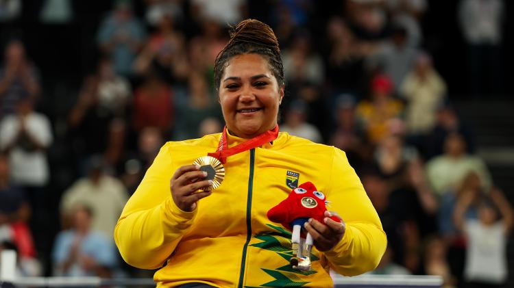 Tayana Medeiros ganha a medalha de ouro no halterofilismo pelas Paralimpíadas de 2024, em Paris (França)