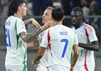 Itália vence Israel em jogo com gol de peito e torcida de costas para hino - Attila KISBENEDEK / AFP