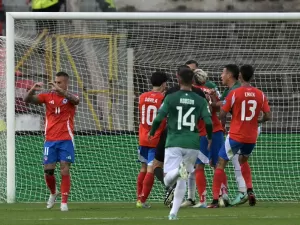 Atacante do Atlético 'aproveita' lesão de goleiro e faz gol polêmico; veja