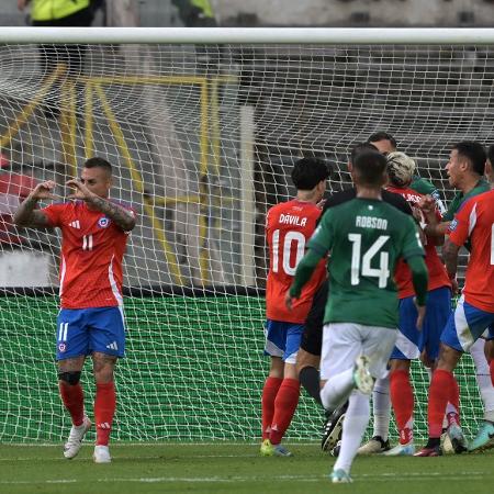 Eduardo Vargas comemora gol marcado pelo Chile contra a Bolívia em jogo pelas Eliminatórias - Rodrigo ARANGUA / AFP