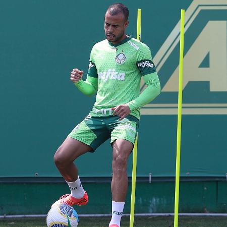 Mayke, do Palmeiras, treina na Academia de Futebol