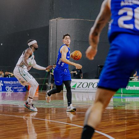 Baralle em ação durante a partida entre Minas e Bauru pelo NBB