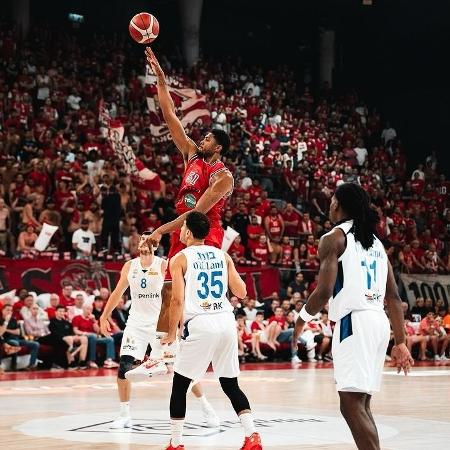 Bruno Caboclo executa arremesso durante partida do Hapoel Tel Aviv na Eurocup