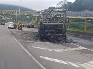 Mancha poupa motorista de ônibus incendiado em emboscada com morte