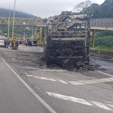 Ônibus da Máfia Azul, organizada do Cruzeiro, incendiado após ação da Mancha Verde, torcida do Palmeiras