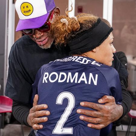 Trinity Rodman e Dennis Rodman se abraçam durante encontro em novembro de 2021 - Tony Quinn/ISI Photos/Getty Images