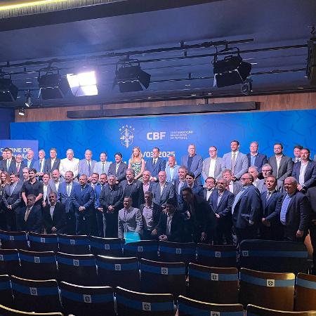 Ednaldo Rodrigues (centro) com demais representantes de clubes e federações após reeleição na CBF Ednaldo Rodrigues (centro) com demais representantes de clubes e federações após reeleição na CBF