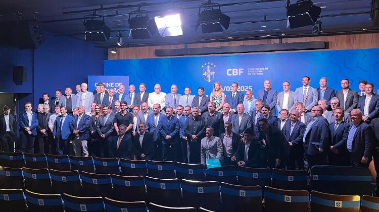 Ednaldo Rodrigues (centro) com demais representantes de clubes e federações após reeleição na CBF Ednaldo Rodrigues (centro) com demais representantes de clubes e federações após reeleição na CBF