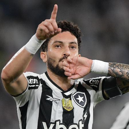 Alex Telles celebra gol em Botafogo x Capital, duelo da Copa do Brasil - Thiago Ribeiro/AGIF