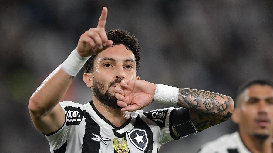 Alex Telles celebra gol em Botafogo x Capital, duelo da Copa do Brasil - Thiago Ribeiro/AGIF