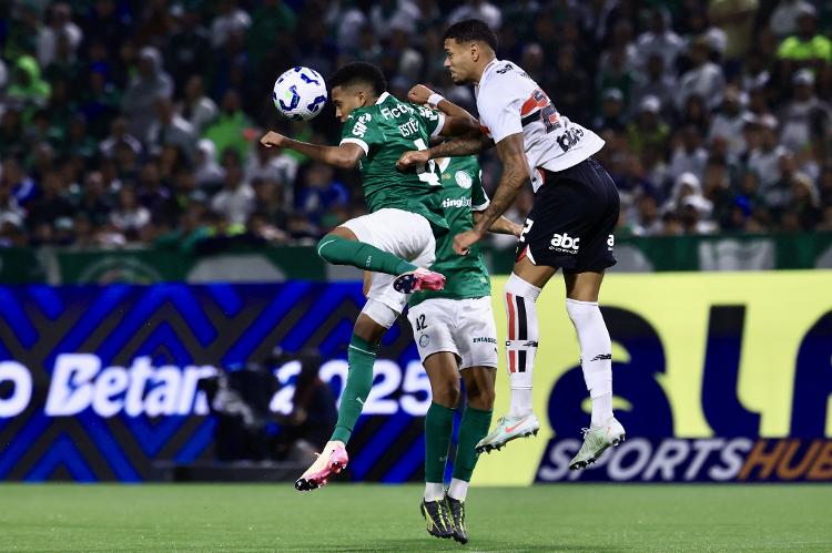 Ruan disputa bola com Estêvão durante Palmeiras x São Paulo pelo Campeonato Brasileiro Ruan disputa bola com Estêvão durante Palmeiras x São Paulo pelo Campeonato Brasileiro