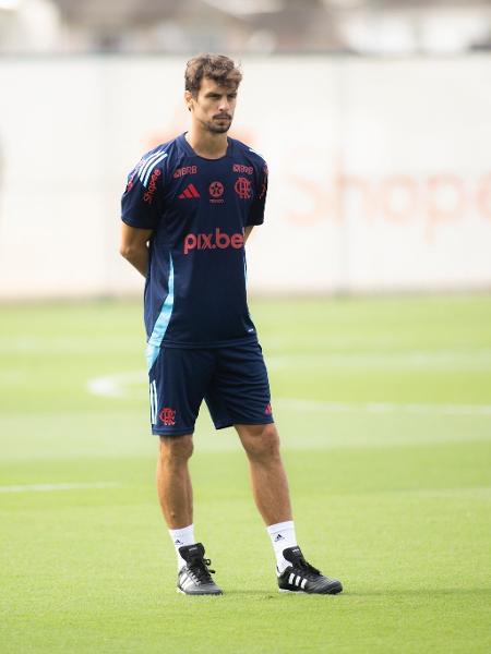 Rodrigo Caio se torna integrante fixo da comissão técnica do Flamengo Rodrigo Caio se torna integrante fixo da comissão técnica do Flamengo