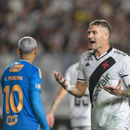 Vegetti, do Vasco, e Matheus Pereira, do Cruzeiro, em jogo do Brasileirão Vegetti, do Vasco, e Matheus Pereira, do Cruzeiro, em jogo do Brasileirão