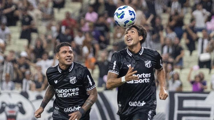 Lucas Mugni, com a bola, comemora gol do Ceará contra o Santos Lucas Mugni, com a bola, comemora gol do Ceará contra o Santos