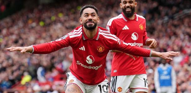 Com gol de Matheus Cunha e homenagens a Casemiro, United vence pelo Inglês