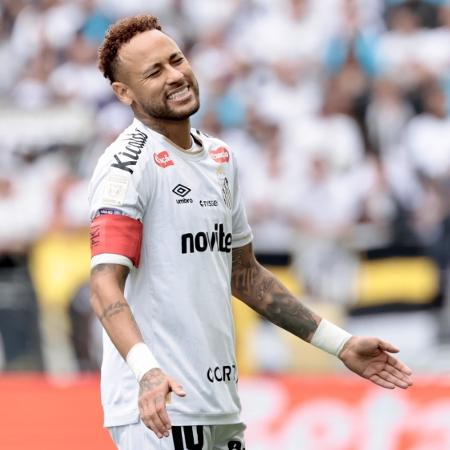 Neymar lamenta gol sofrido pelo Santos contra o Coritiba, na Neo Química Arena, pelo Brasileirão