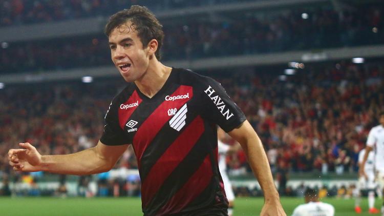 Dudu, do Athletico-PR, comemora gol contra o Vitória, pela Copa do Brasil