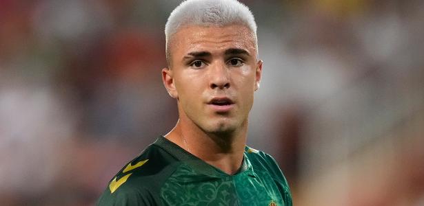 Quem é o atacante espanhol que chorou após ser vendido por clube de Antony