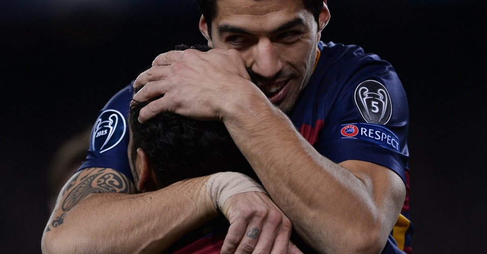 Luis Suárez abraça Daniel Alves para agradecer pelo passe que resultou no primeiro gol do Barça contra a Roma