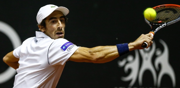 Pablo Cuevas rebate bola durante partida contra Thiago Monteiro, no Aberto do Brasil - Marcello Zambrana/DGW Comunicação - Marcello Zambrana/DGW Comunicação