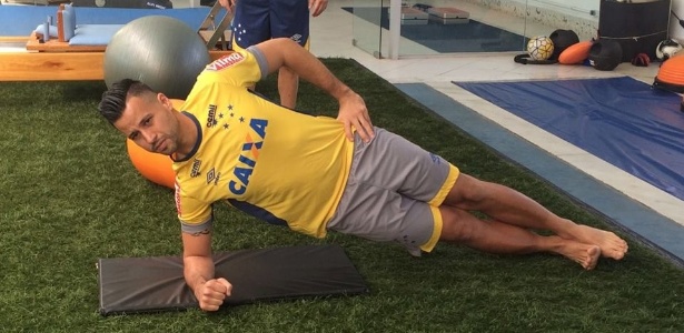 15 dias após cirurgia, goleiro iniciou os trabalhos de fisioterapia na Toca da Raposa - Divulgação/Cruzeiro