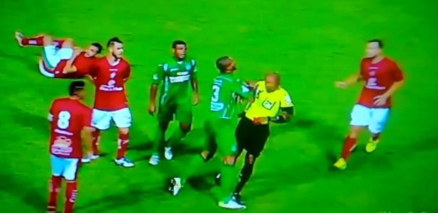 Partida foi marcada por expulsão de Ferreira (foto) e confusões nos últimos minutos - Reprodução