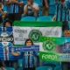 Torcedores do Grêmio prestam homenagem à Chapecoense antes da decisão começar - JEFFERSON BERNARDES/AFP