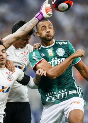 O goleiro corintiano Cássio se antecipa a Vitor Hugo, do Palmeiras - Rubens Cavallari/Folhapress - Rubens Cavallari/Folhapress