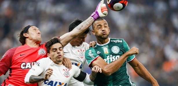 Vitor Hugo enfrentará o TJD em razão de agressão no clássico com o Corinthians - Rubens Cavallari/Folhapress