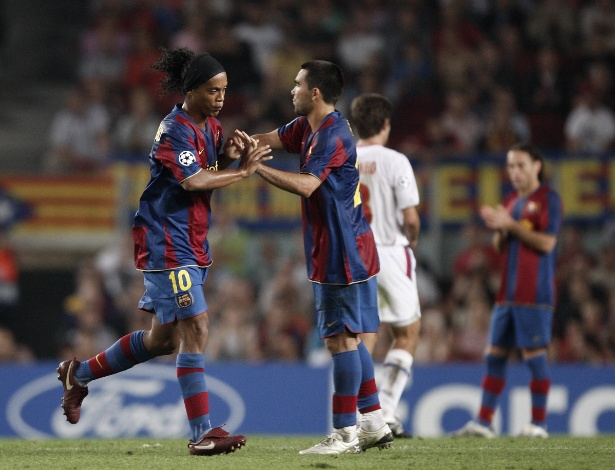 Ronaldinho cumprimenta Deco antes de ser substituído durante jogo do Barcelona contra o Lyon, em 2007 - Jasper Juinen/Getty Images