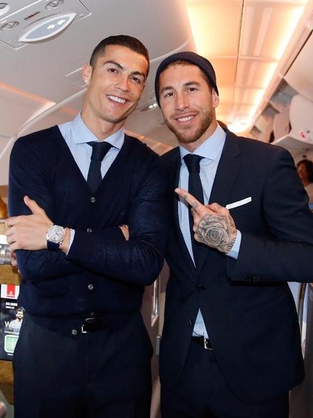 Cristiano Ronaldo e Sergio Ramos posam para foto no avião para Abu Dhabi - divulgação/Real Madrid