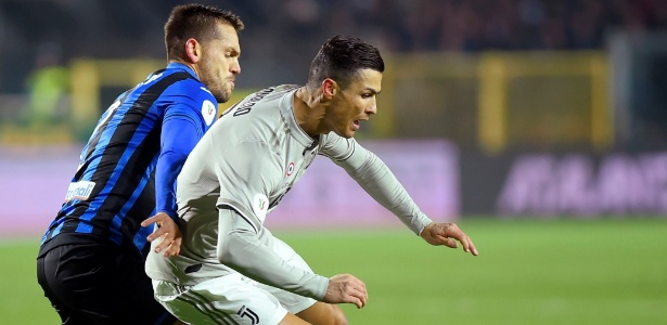 Toloi marca Cristiano Ronaldo durante jogo da Atalanta contra a Juventus - Massimo Pinca/Reuters