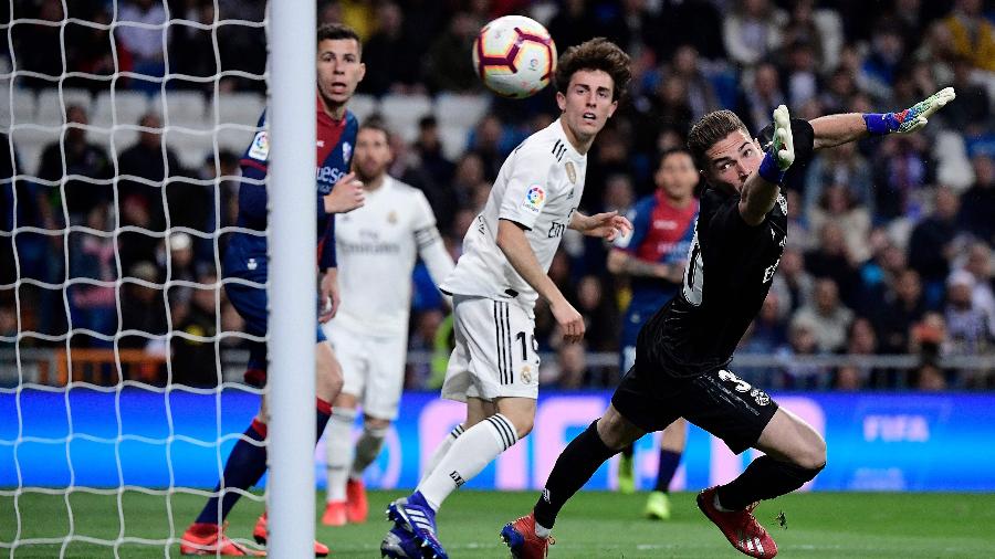 Luca Zidane, filho de Zidane e goleiro do Real Madrid, não consegue defender chute do Huesca - Javier Soriano/AFP