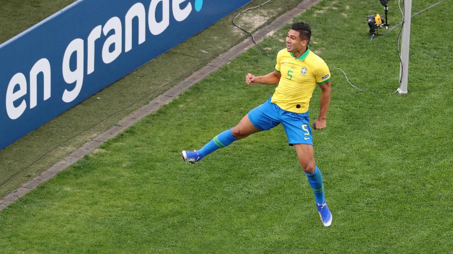 Casemiro comemora o gol da seleção do Brasil diante do Peru - Amanda Perobelli/Reuters