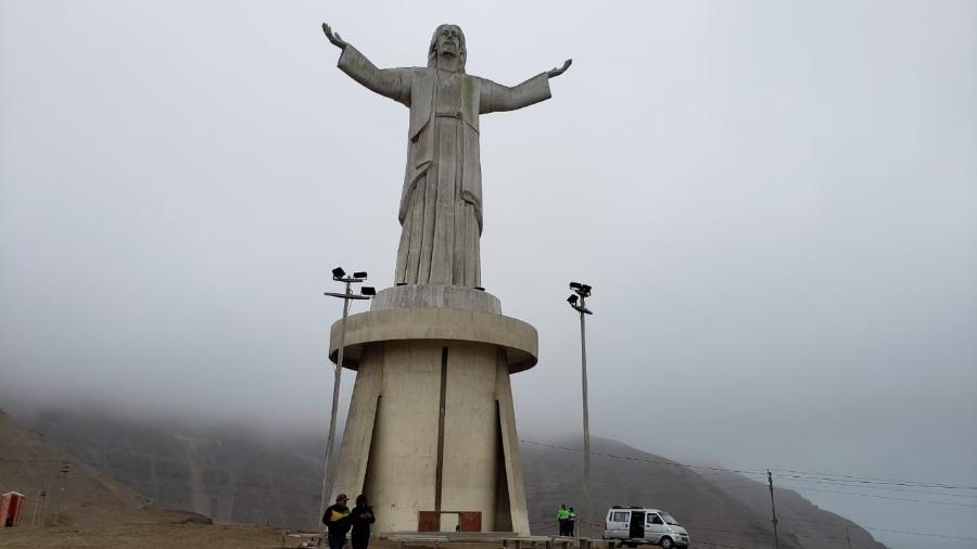 Cristo do Pacífico em Lima está abandonado  - Karla Torralba/UOL