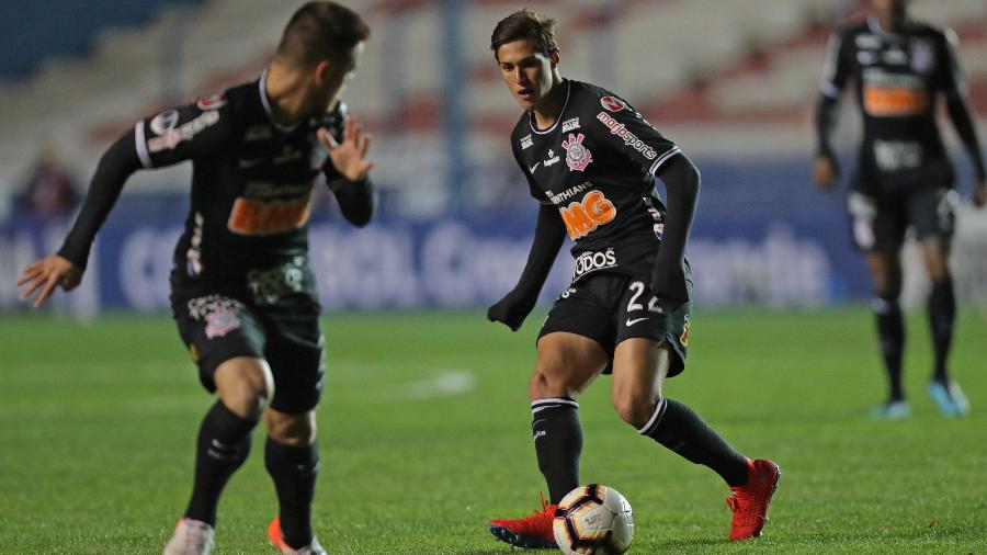 Mateus Vital passa a bola para Ramiro durante jogo do Corinthians da Sul-Americana de 2019 - Raúl Martínez/EFE